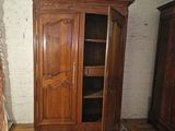 une armoire en bois dans le coin d'une pièce