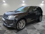 une Land Rover noire garée dans un garage au sol carrelé