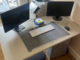 un bureau d'ordinateur équipé de deux écrans et d'un clavier