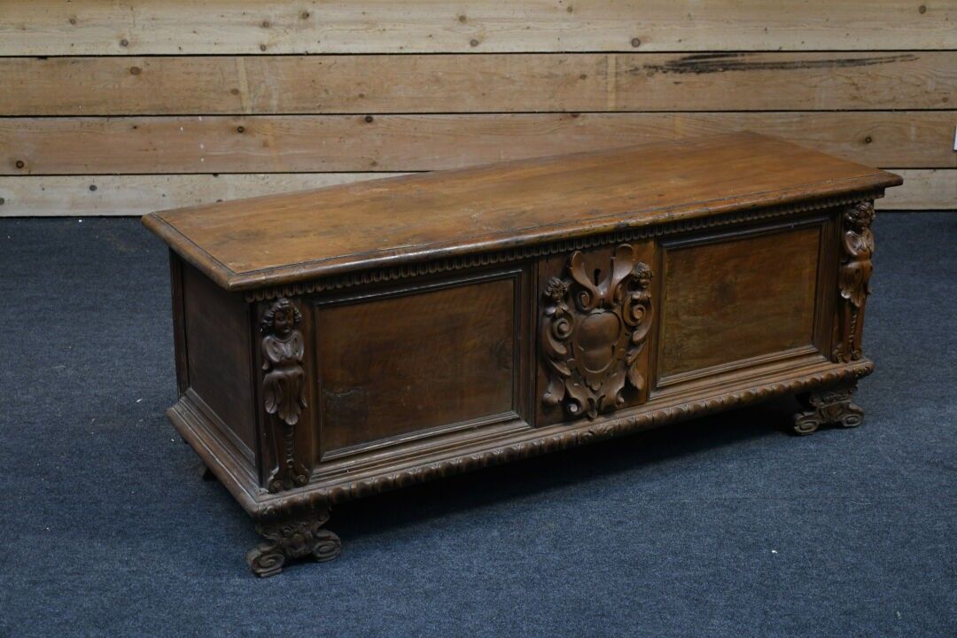 Coffre en bois sculpté dans le goût de la Renaissance.