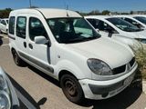 une camionnette blanche garée dans un parking