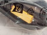 un sac en plastique contenant un objet jaune