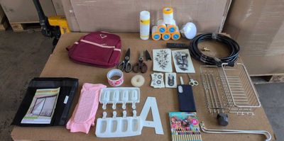 une table sur laquelle se trouvent de nombreux objets