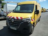 une camionnette jaune garée dans un parking