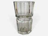 un verre posé sur une surface blanche