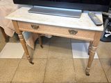 un téléviseur posé sur une table, avec une télécommande dessus