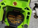 un gros plan d'une boîte à outils verte posée sur une table
