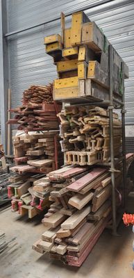 un gros tas de bois entreposé dans un entrepôt