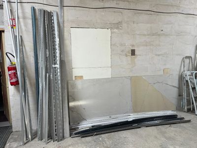 une photo d'une pièce remplie de matériaux de construction
