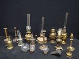 de nombreux objets en verre et en laiton de toutes sortes posés sur la table