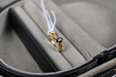 une bague qui se trouve à l'intérieur d'un écrin