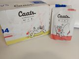 deux boîtes de nourriture pour chat posées sur un plan de travail