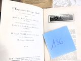 un livre sur lequel est posé un morceau de papier bleu