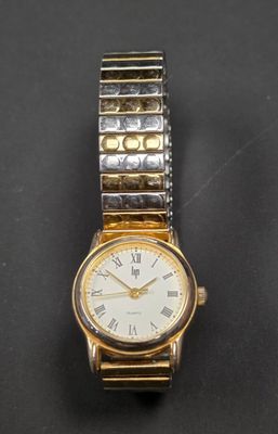 LIP Montre de dame en métal doré.