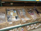 de nombreuses boîtes contenant des appareils électroniques sur une étagère dans un magasin