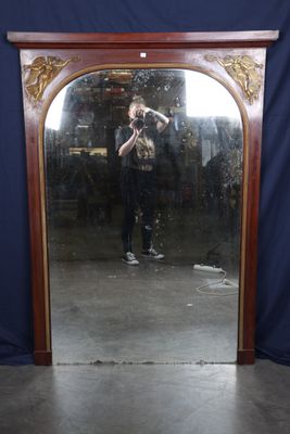 un homme se prenant en photo dans un miroir