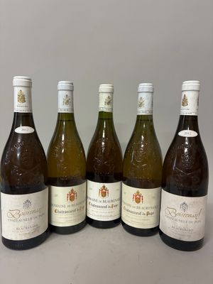 six bouteilles de vin sont alignées sur une table