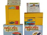 trois boîtes contenant différents types de jouets sont empilées les unes sur les autres