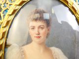 une photo d'une femme en robe blanche dans un cadre doré