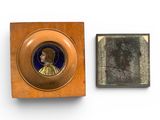une image représentant une femme en robe bleue et une petite plaque en bois