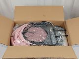 une boîte en carton contenant une chemise rose