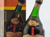des bouteilles de vin posées à côté d'une boîte de vin sur une table