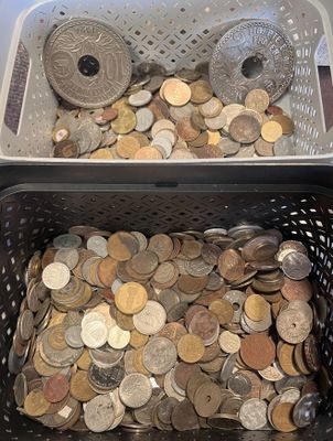 deux paniers remplis de pièces, placés l'un à côté de l'autre