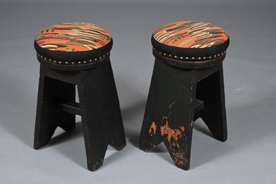 deux tabourets en bois ornés de motifs noirs et orange