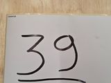 une pancarte portant le chiffre 39, posée sur une table