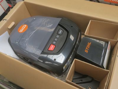 une boîte contenant un aspirateur et d'autres objets