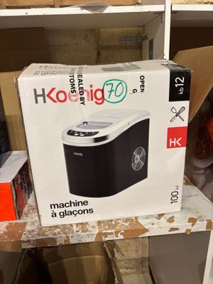 une boîte noire et blanche posée sur une étagère dans un magasin