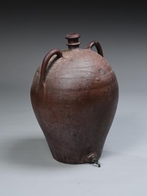 un vase brun posé sur une table