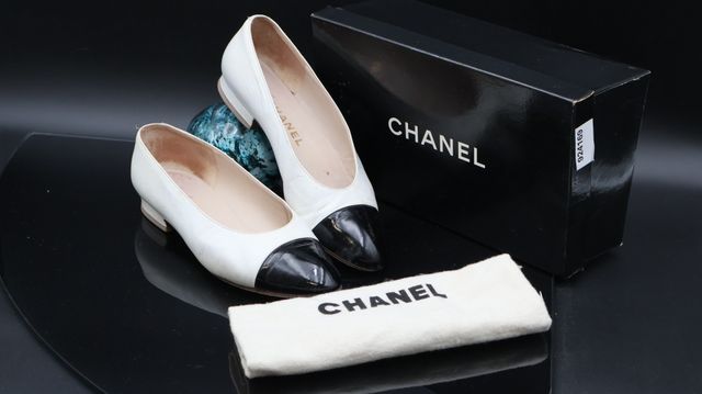 CHANEL - Paire de chaussures à petit talon compensée en cuir. Poi...