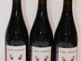 trois bouteilles de vin posées sur une table l'une à côté de l'autre