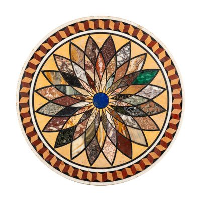 une photo d'une assiette décorative ornée d'un motif floral