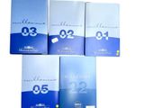 trois livres portant le numéro 52 sont empilés les uns sur les autres