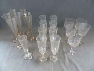 un grand nombre de verres posés sur une table