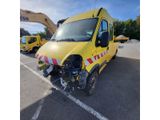 l'avant d'une camionnette jaune garée sur un parking