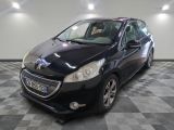 la petite voiture noire est garée dans une grande pièce