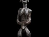 une photo en noir et blanc d'une statue sur fond noir