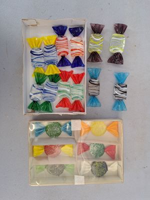 une boîte de bonbons et de confiseries assortis posée sur une table