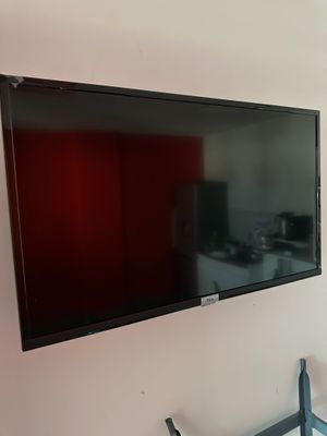 un téléviseur à écran plat fixé au mur d'une pièce