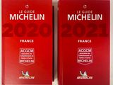 deux livres rouges posés l'un à côté de l'autre sur une table