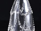 une image représentant une bouteille en verre transparent posée sur une surface noire