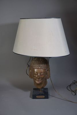 une lampe posée sur une table à côté d'une lampe