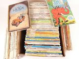 de nombreux livres pour enfants dans une boîte posée sur la table