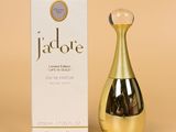 gros plan d'un flacon de parfum à côté d'une boîte