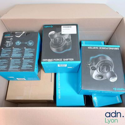 Plusieurs cartons contenant des appareils photo sont empilés les uns sur les autres dans un carton.
