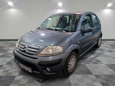 la photo d'une petite voiture garée dans un garage