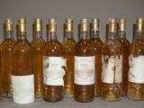 plusieurs bouteilles de vin sont alignées sur une table
